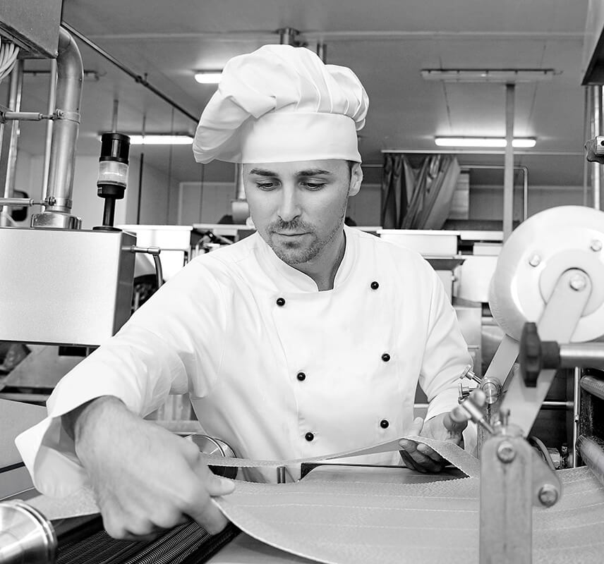 Francesco bei der Lasagneplattenherstellung