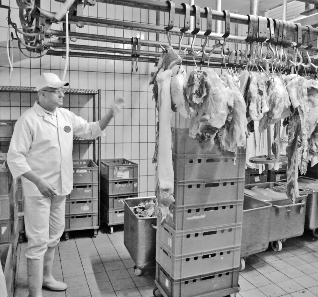 Herr Kleinhenz in der Metzgerei