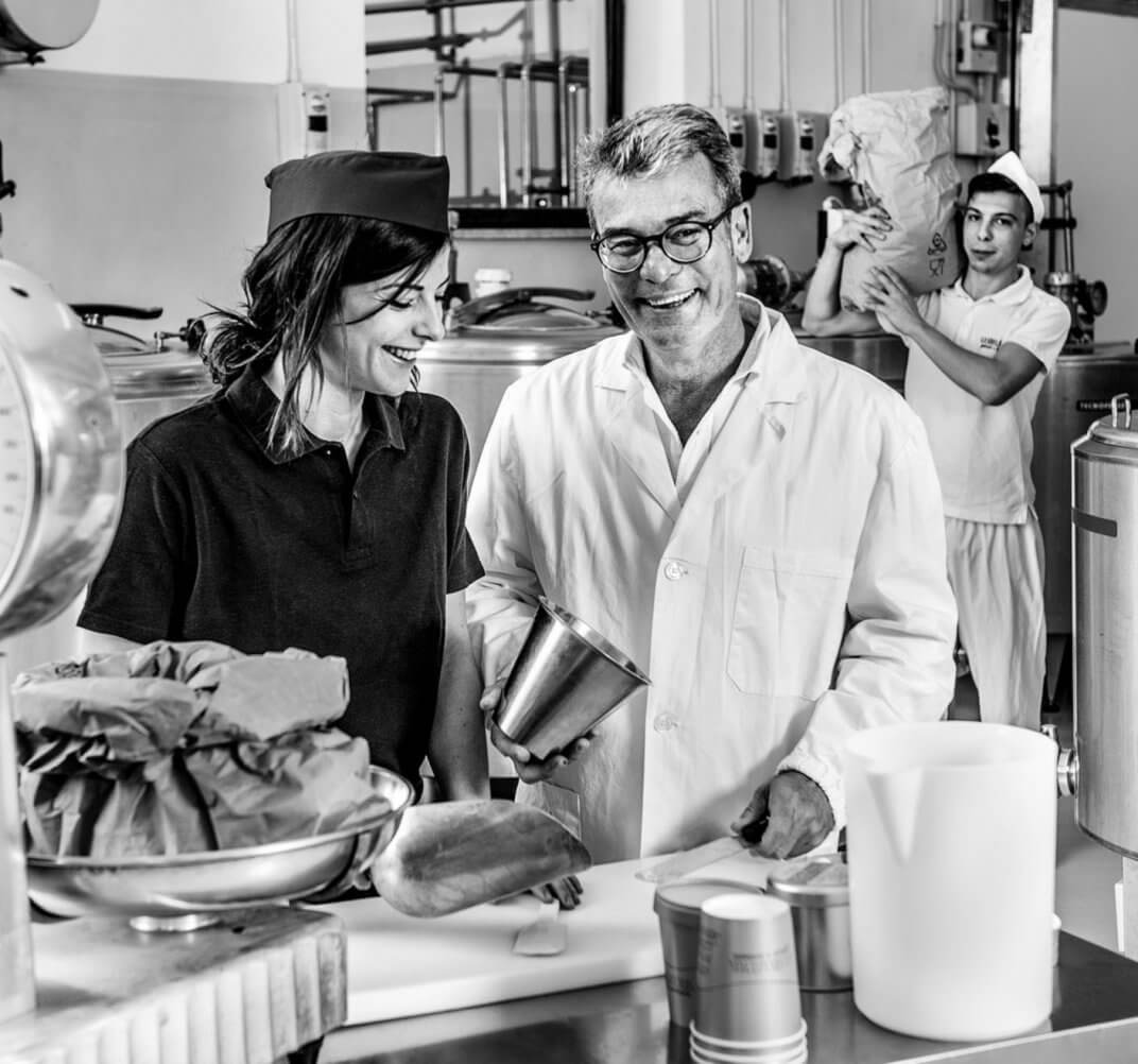 Fabrizio und Clara in der Eismanufaktur