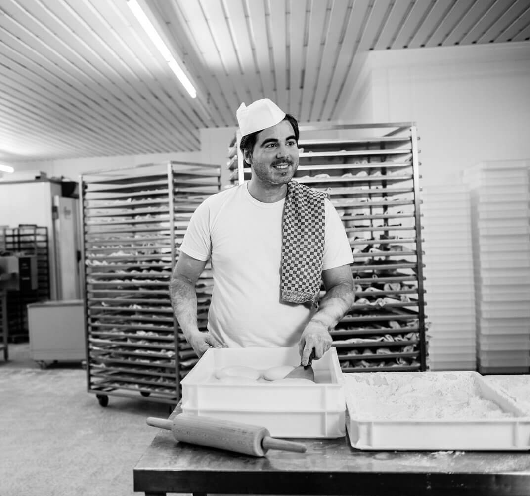Vincent Giannini beim Pizzabacken