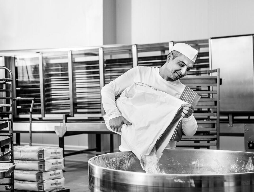 Pizzabäcker Vito bei der Teigherstellung
