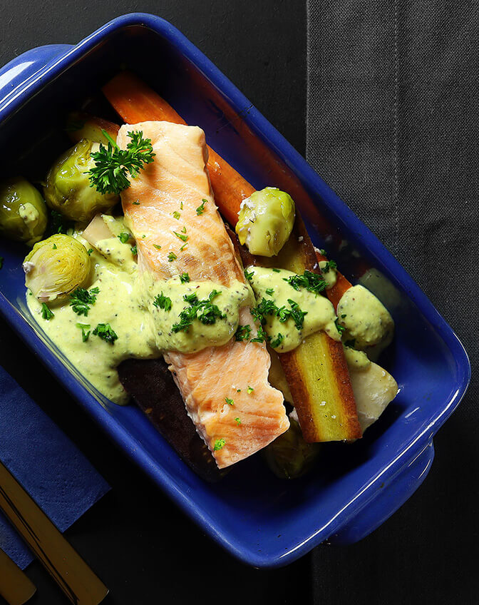 Lachs mit Senfsauce angerichtet